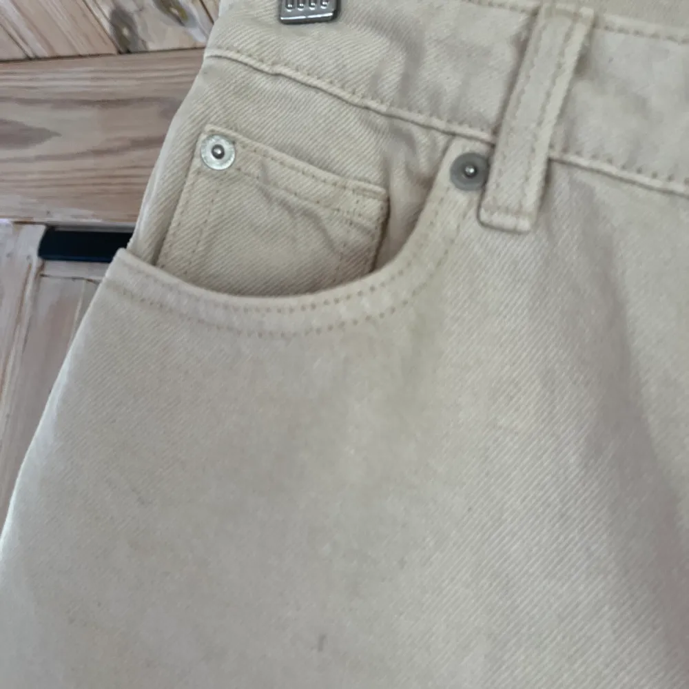 Superfina beiga jeans från Lindex. Fint skick 🤍💛 Ganska tighta men inte skinny. Jeans & Byxor.