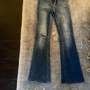 vanliga mörkblåa bootcut jeans, använt sparsamt inhe fläckar eller andra defekter