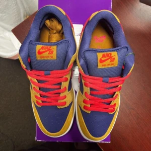 Nike Dunk Low Sb - Limiterade Nike SB Dunk Low Reverse Papa Bear-skor som jag köpte i New York för ett år sedan, men som jag aldrig har använt. Skorna är i utmärkt skick och söker en ny ägare som kommer att använda dem och uppskatta deras unika design. 