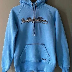 Peak performance hoodie - Säljer denna fina peak performance hooodie då den är för lite för mig, storlek S!!💞Färgen på de två första bilderna stämmer bäst överens med verkligheten!!💞