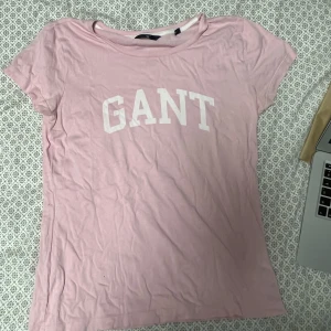Gant tshirt  - En rosa gant tshirt. Frakten ingår, skriv för fler bilder❤️