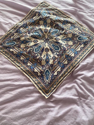 Scarf - I silkesimitation. Märke: hm