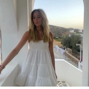 Vit klänning  - Jättefin vit klänning från Zara som aldrig kommer till användning längre och säljer därför denna. Köparen står för frakten. 