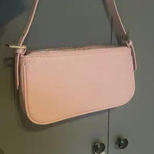 En rosa väska från Gina. Tror den är använd 2 gånger och sen har den bara hängt i mitt rum. Ser ut som ny