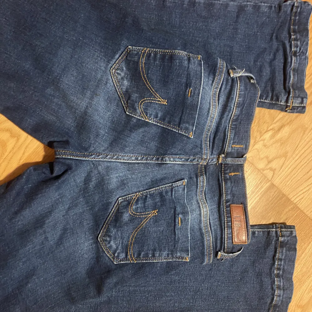 Säljer dessa jättesnygga lågmidjade jeansen som är för små för mig. ❤️‍🔥Det är köpta här på plick men är i mycket fint skick. Skriv om ni har frågor🤩. Jeans & Byxor.