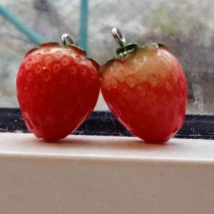 🍓Två jordgubbs berlocker med en liten gåva🍓Klicka inte på köp nu🍓