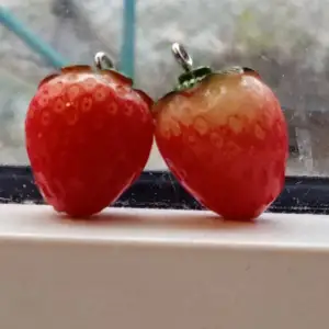 🍓Två jordgubbs berlocker med en liten gåva🍓Klicka inte på köp nu🍓