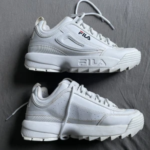 Supersnygga filaskor - Ett par fila skor som knappt är använda, endast ca 5 ggr💓 Säljer dessa då dem inte kommer till användning😇 Skorna är i storlek 38 och köpta för 1050kr på jdsports, säljer för 400💙 Pris går att diskuteras💕