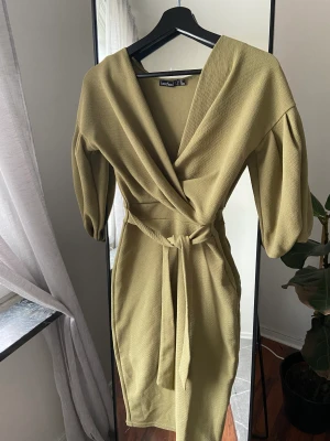 Klänning  - Klänningen är i fint skick. Storlek 34