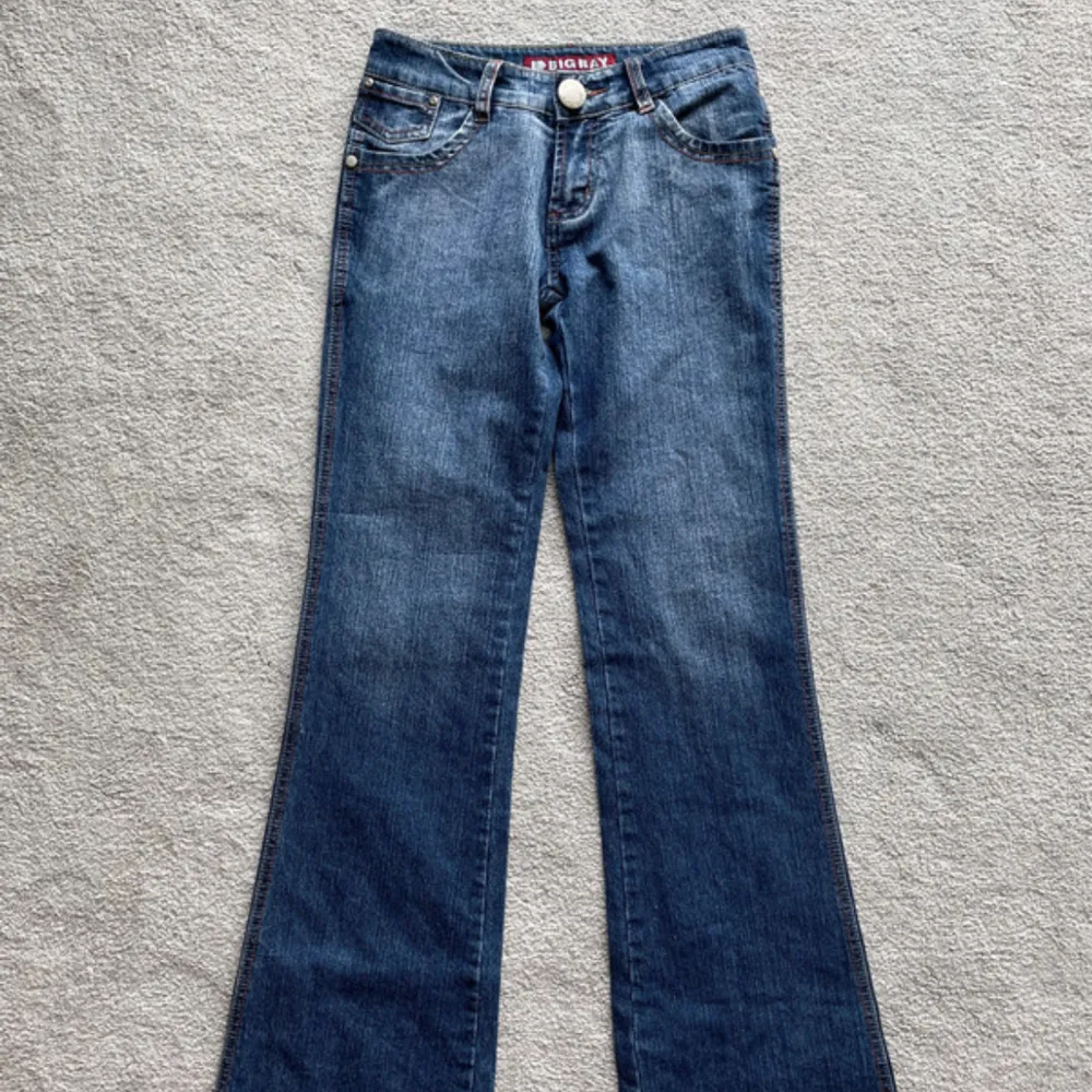 lågmidjade jeans i storlek xxs,  säljer då de tyvärr är för små för mig. Jeansen är sydda i kanten av tidigare ägaren. Skriv privat för frågor ☺️. Jeans & Byxor.