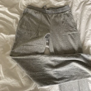 gråa Juicy couture   - Säljes då ett annat par användes mer! Inte använda mycket. Köpt på Zalando 