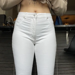 Vita jeans  - Säljer dessa då de är för korta för mig. Använt dem typ 3 gånger. De är ganska ”raka” i modellen och de är bekväma. De är bra i strl. De skulle passa någon som är 165-170