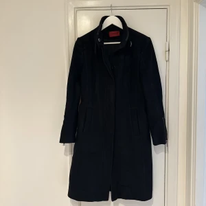 Svart Kappa - Svart kappa från Hugo Boss