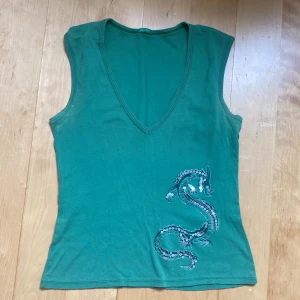 Topp!  - Säljer denna gröna topp, så fin nu till sommaren😍 99kr exklusive frakt eller högsta bud🫶🏼
