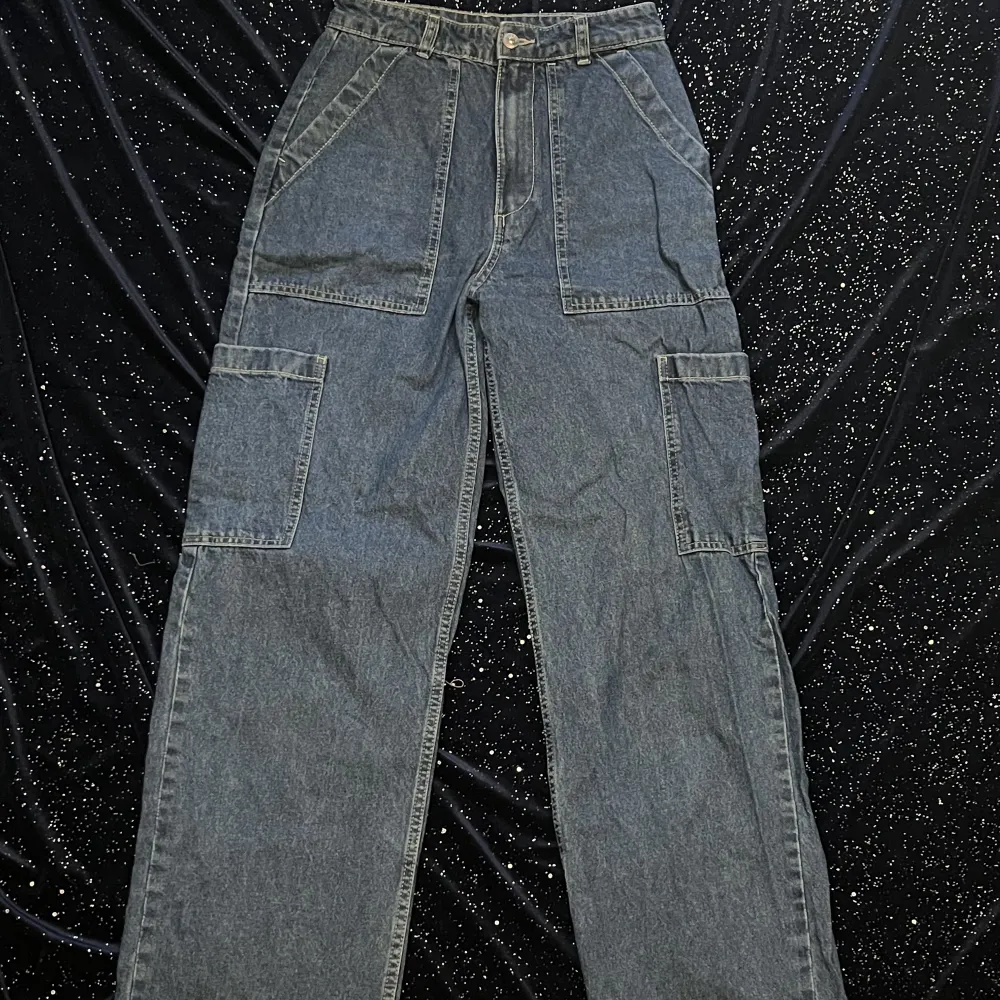 wide högmidje jeans med extra fixor, sitter väldigt bra och är knappt använda . Jeans & Byxor.