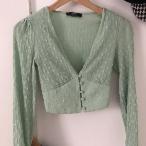 Grön blus  - Otroligt fin grön blus som tyvärr blivit för liten för mig💞Köpare står för frakt!