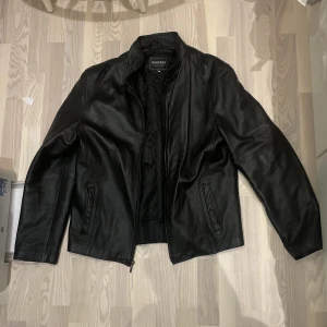 Oversized läderjacka - En snygg läderjacka från herravdelningen på H&M! Det är storlek L men passar perfekt som en snygg modern oversized läder jacka!💗 (bild tre är från Pinterest och är bara ett exempel på hur man kan styla den)💗