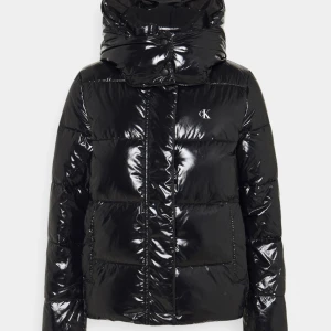 Calvin Klein jacka - Köpt förra året för 2000kr och bara använd en vinter. Frf i nyskick. Skriv för flera bilder och kan diskutera priset💕