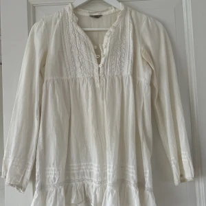 Fin vit blus  - Blus med mönster vid kragen, har några märken längst ner men syns knappt- annars är den i gott skick. 100% bomull från Lindex, stlk S/158