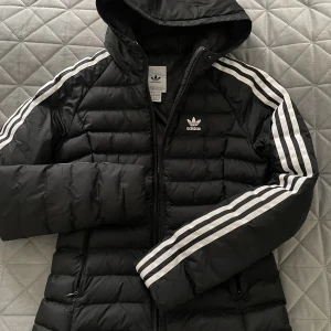 Adidas jacka  - Har använt bara ett fåtal gånger, är helt nytt i skick. Skönt att användas. Köpte för 1000 kronor men nu säljer jag den för 500kr. FRAKT GRATIS. ❤️(jackan för kvinnor) 