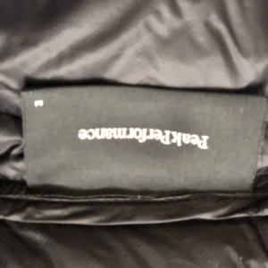 Peak Performance jacka - Säljer min peak jacka då den är för liten. Det är storlek m och den är i ett väldigt bra skick. Finns i Trollhättan. Skriv privat om mer frågor.