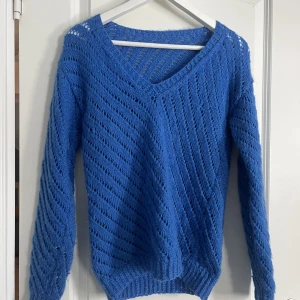 Stickad tröja  - Stickad tröja köpt second hand, fint skick!