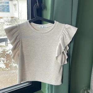 tröja med volanger  - fin tröja från zara med volanger på ärmarna 