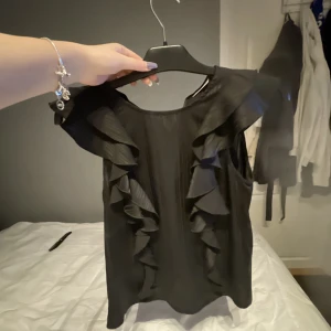 Svart blus - Fin svart blus som passar till fest, varmare väder fint skick