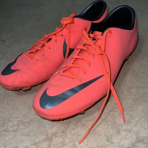 Fotboll skor - Storlek 46 Märke nike Färg orange Skorna är nästan nya och det finns ingen fel på de.
