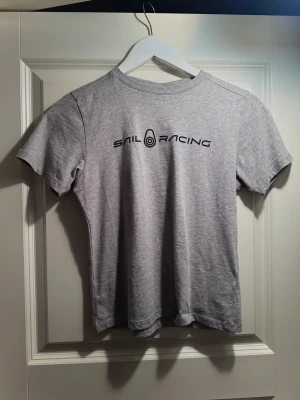 Sail racing t-shirt - Grå sail racing t-shirt. Helt ny, storlek xs