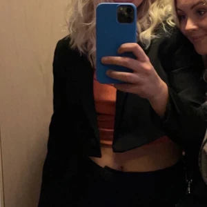 Croppad blazer från Zara - Croppad blazer från Zara, använd en gång storlek L