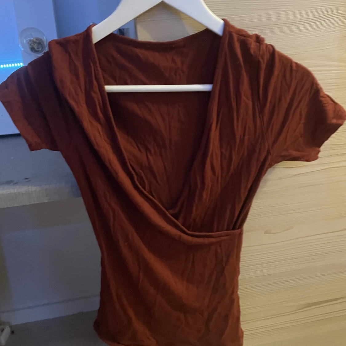 Vinröd t-shirt med djup urringning