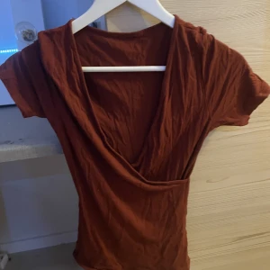 Vinröd t-shirt med djup urringning - Djup urringning, skönt material 