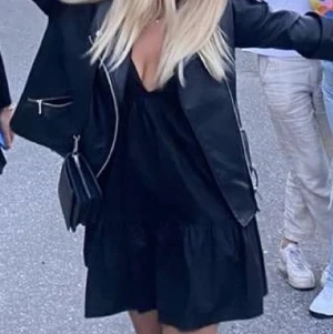 Svart klänning ifrån Zara - Klänning från Zara i storlek M
