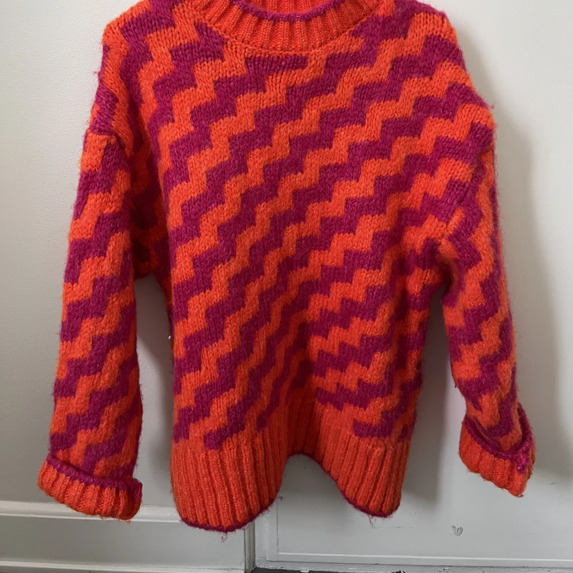 Rosa/organge stickad tjocktröja - 90