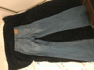 Mid jeans från weekday - Ett par nästan helt sprillans nya mid waisted jeans ifrån weekday som används enstaka gånger, säljer då jag har mycket jeans och dem inte kommer till användning💕dem är i i bra skick