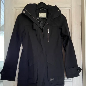 Trenchcoat  - En snygg mer vindtät trenchcoat. Endast använd ett fåtal gånger.  Pris inkluderas i priset.