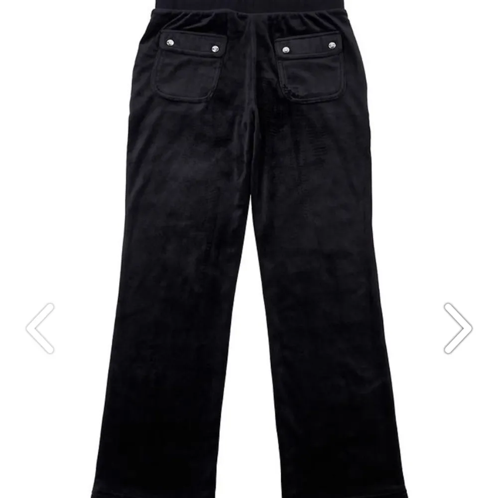 Helt nya svarta juicy couture embro byxor, fickor fram och bak. Stl 170/176. Nypris 800, säljes för 700 kr. Finns i Sandviken.. Jeans & Byxor.