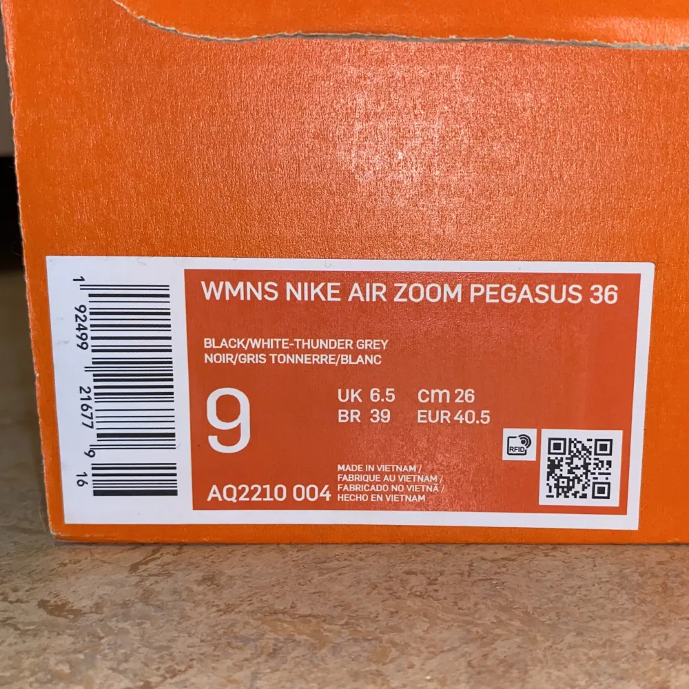 Säljer dessa löparskor från Nike modell ”Nike air zoom pegasus 36” i storlek 40,5. Dom är i nyskick då dem endast är använda en gång, säljer pga att dem är för stora. Skickar i originallådan. Skor.