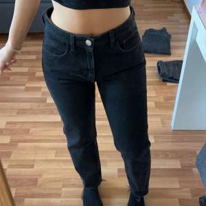 Svarta superfina jeans från Zara. Använda men utan anmärkningar då de har hållt sig mycket fina i färg och kvalitét! 