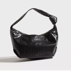 Flätad väska - Säljer samma väska fast i brun, väskan är endast använd några gånger och är därför i nyskick.  Superfin väska, men har tyvärr för många och måste därför rensa💝 