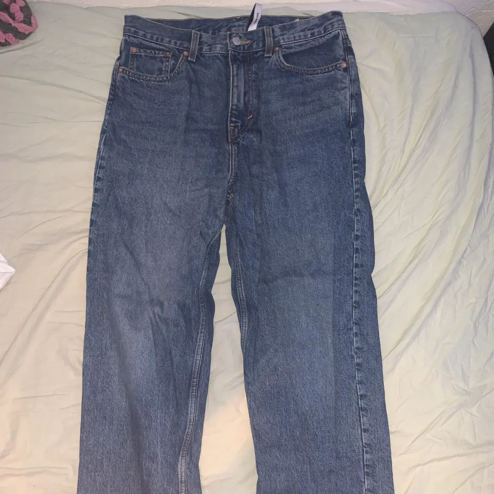 Säljer jeans från weekday pga att de ej går till användning. Köpter ny för 600 kronor. De är i storlek 29/32. Hör av dig ifall du är intresserad! Kan mötas upp i Uddevalla annars kan jag frakta ifall köparen står för frakten👍🏻. Jeans & Byxor.