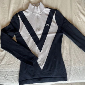 J.Lindeberg tröja - Tröja från J.Lindeberg i storlek xs. Säljer pågrund av att den tyvärr blivit för liten.