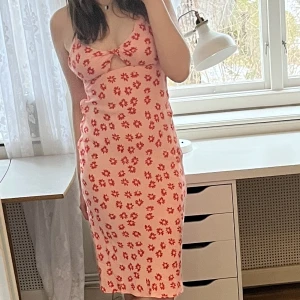 Sommarklänning - Supersöt sommarklänning med snörning baktill. Hör gärna av dig om du har frågor!