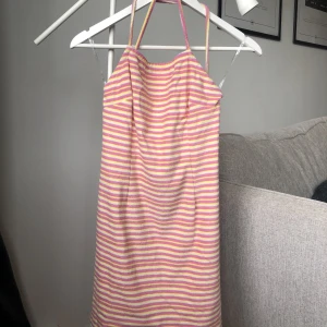 Sommarklänning - Oanvänd sommarklänning i frotté från kollektionen Nelly x Glamorous i stl 38. 