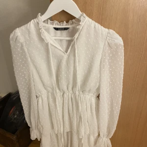 Vit klänning - Vit klänning från shein. Använd få gånger