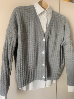 Heart of Lovikka grå cardigan stl M - Ljusgrå cardigan i mycket gott skick! Stl M, knappar i pärlemor. 