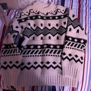 Stickad tröja - Stickad tröja i Strl S, passar även M i och med att den är oversized. Helt ny samt oanvänd. Pris kan diskuteras. 