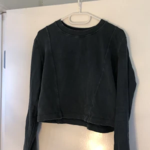Långärmad tröja - Långärmad cool tröja från Zara! Passar till vad som helst! Den är några år och väl använd men i superbra skick. Ingen skråma eller fläck någonstans! Den kommer bara inte till användning längre. 