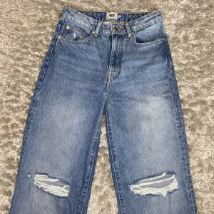 Säljer dessa boulevard jeans ifrån lager157. Vida i benen och håll i knäna i en mellanblå färg. Använda 1 gång så är som nyskick, säljer då dom inte kommer till användning.